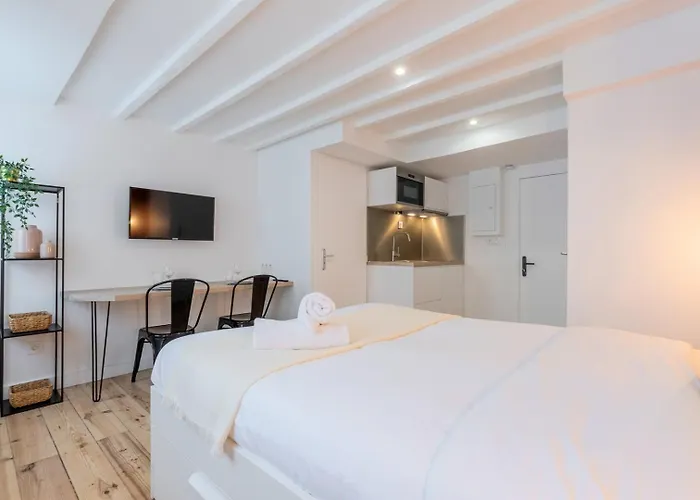 Center Bright And Functional ليل