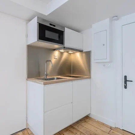 Center Bright And Functional * 里尔